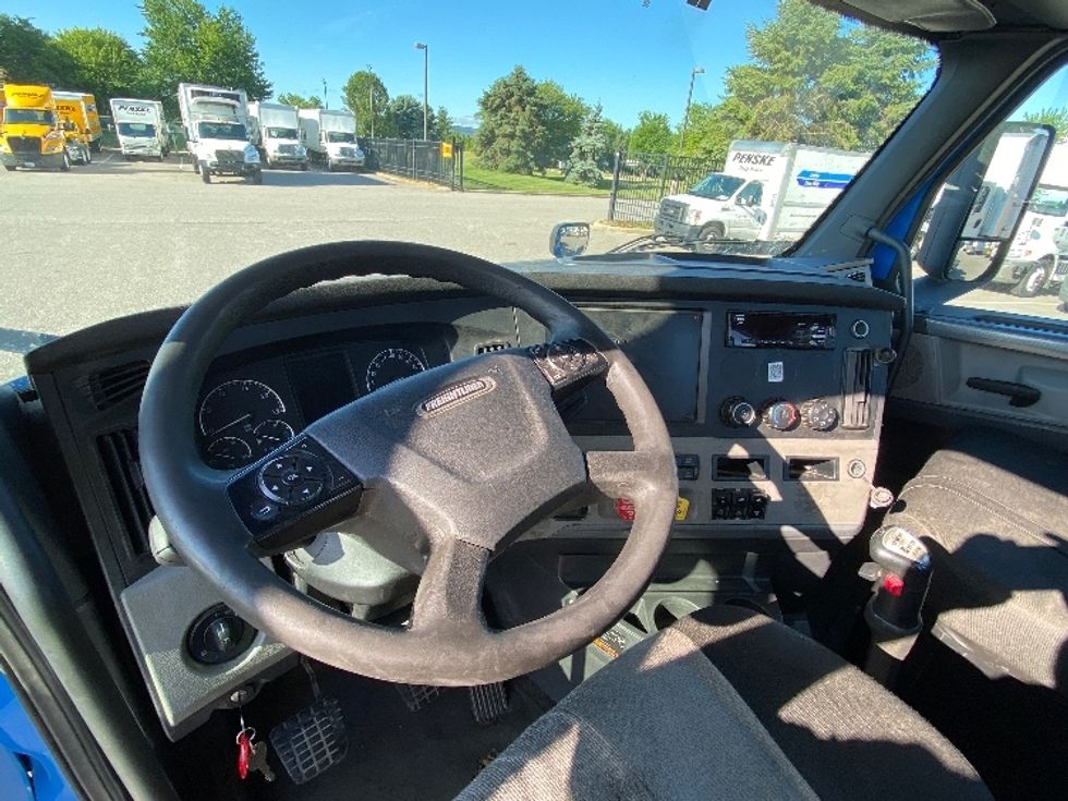 2020 Freightliner Cascadia 126" Day cab photo 10