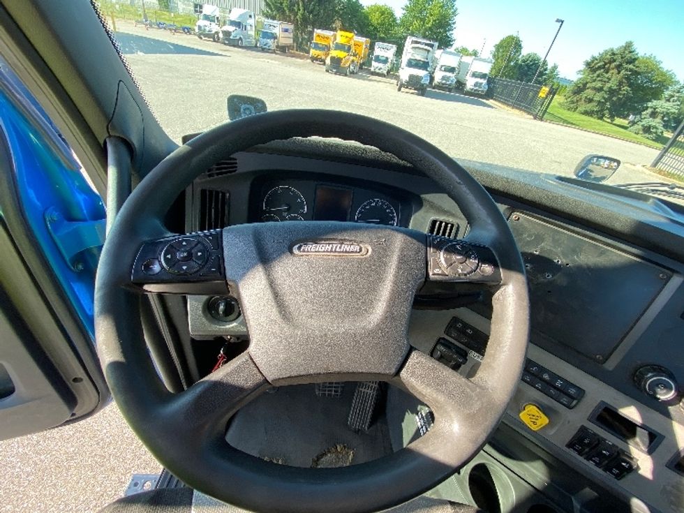 2020 Freightliner Cascadia 126" Day cab photo 11