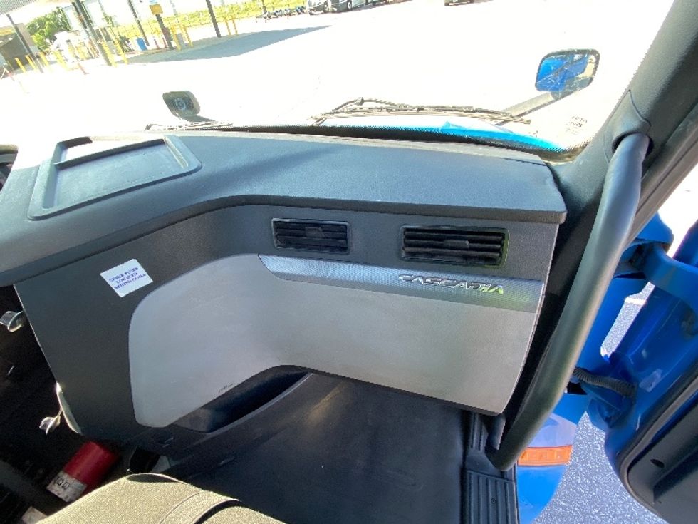 2020 Freightliner Cascadia 126" Day cab photo 12