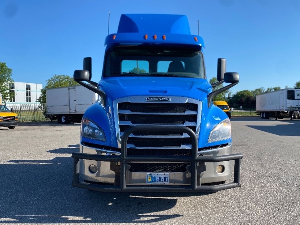 2020 Freightliner Cascadia 126" Day cab photo 2
