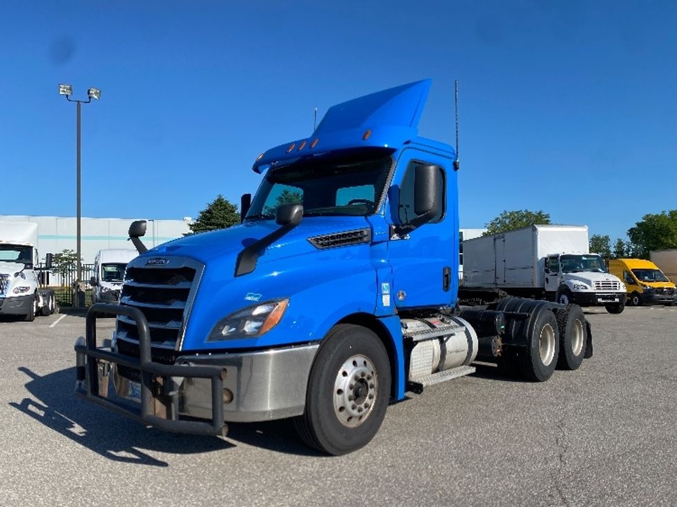 2020 Freightliner Cascadia 126" Day cab photo 3