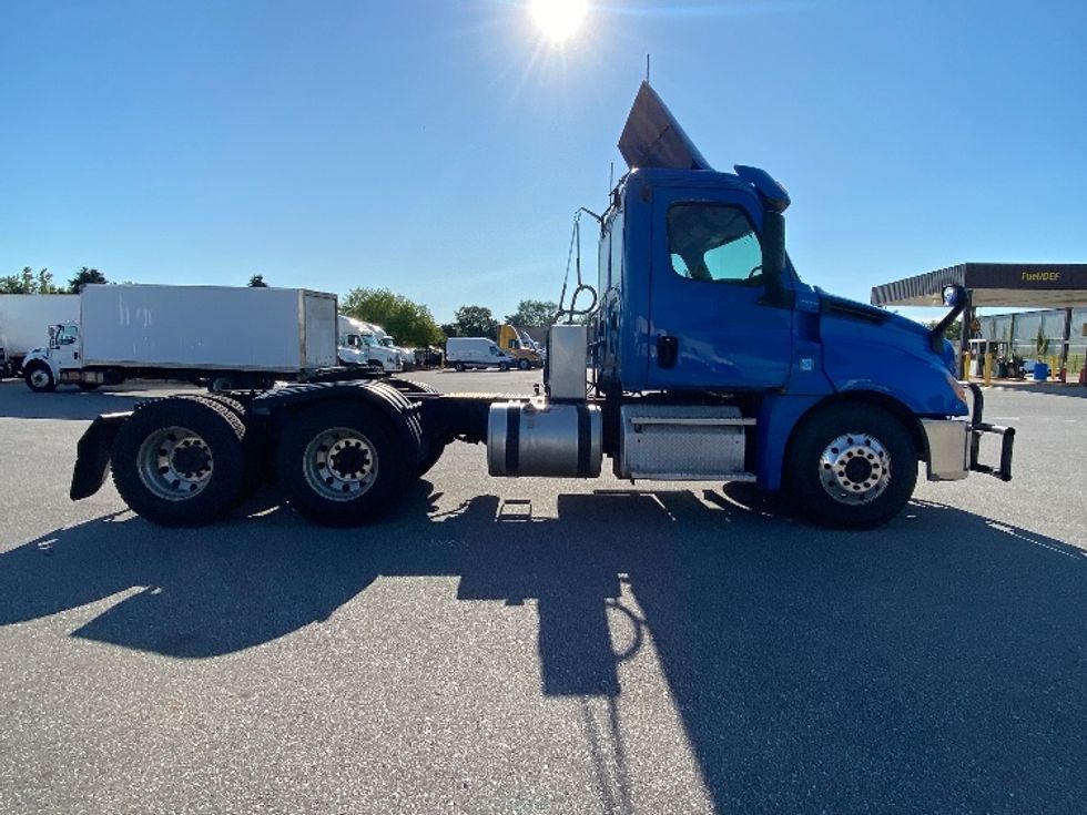 2020 Freightliner Cascadia 126" Day cab photo 8