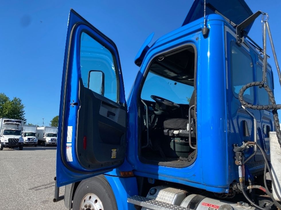 2020 Freightliner Cascadia 126" Day cab photo 9