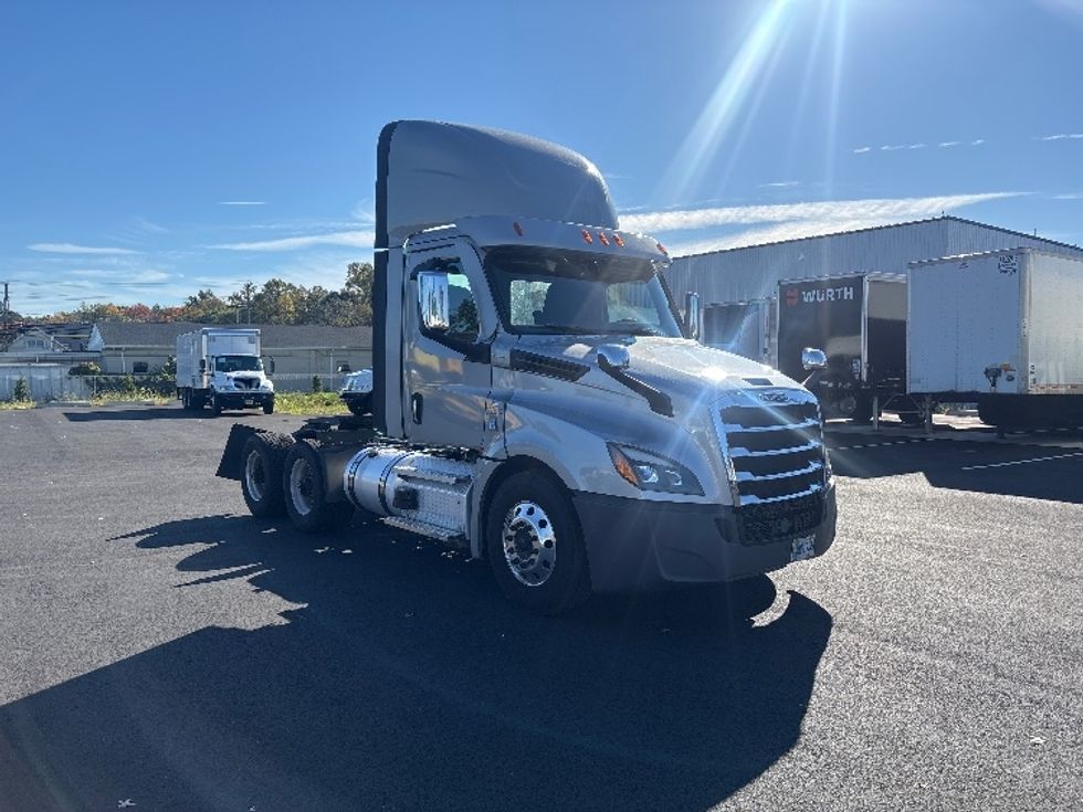 Day Cab Tractor-Heavy Duty Tractors-Freightliner-2020-T12664ST-South Plainfield-NJ-395,258\n\t\tmiles-$ 45,500 - Image 1