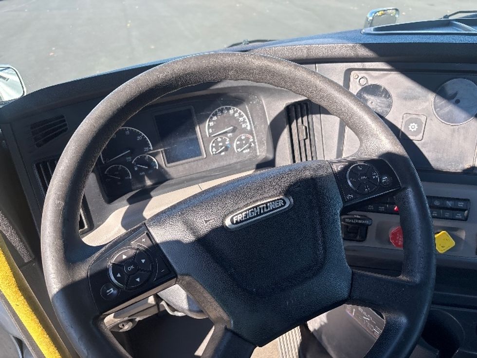 Day Cab Tractor-Heavy Duty Tractors-Freightliner-2020-T12664ST-South Plainfield-NJ-395,258\n\t\tmiles-$ 45,500 - Image 10