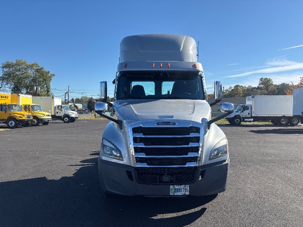 Day Cab Tractor-Heavy Duty Tractors-Freightliner-2020-T12664ST-South Plainfield-NJ-395,258\n\t\tmiles-$ 45,500 - Image 2