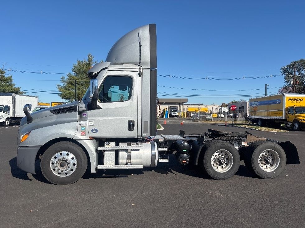 Day Cab Tractor-Heavy Duty Tractors-Freightliner-2020-T12664ST-South Plainfield-NJ-395,258\n\t\tmiles-$ 45,500 - Image 4