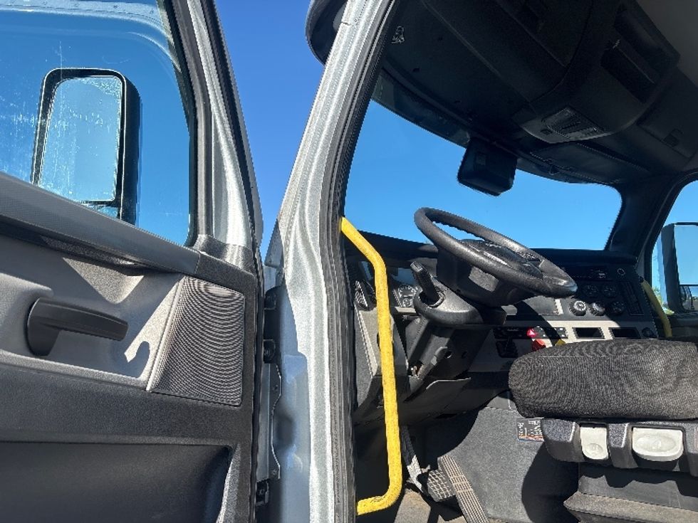 Day Cab Tractor-Heavy Duty Tractors-Freightliner-2020-T12664ST-South Plainfield-NJ-395,258\n\t\tmiles-$ 45,500 - Image 9