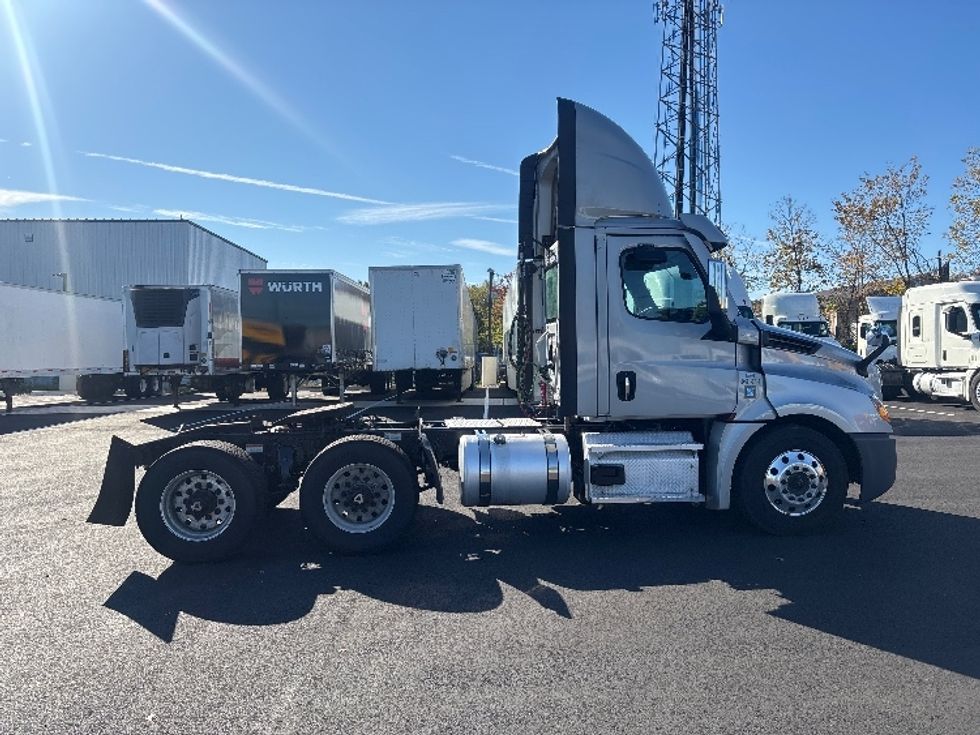 Day Cab Tractor-Heavy Duty Tractors-Freightliner-2020-T12664ST-South Plainfield-NJ-400,891\n\t\tmiles-$ 36,250 - Image 8