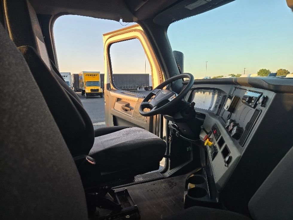 Day Cab Tractor-Heavy Duty Tractors-Freightliner-2020-T12664ST-South Plainfield-NJ-434,934\n\t\tmiles-$ 49,500 - Image 14
