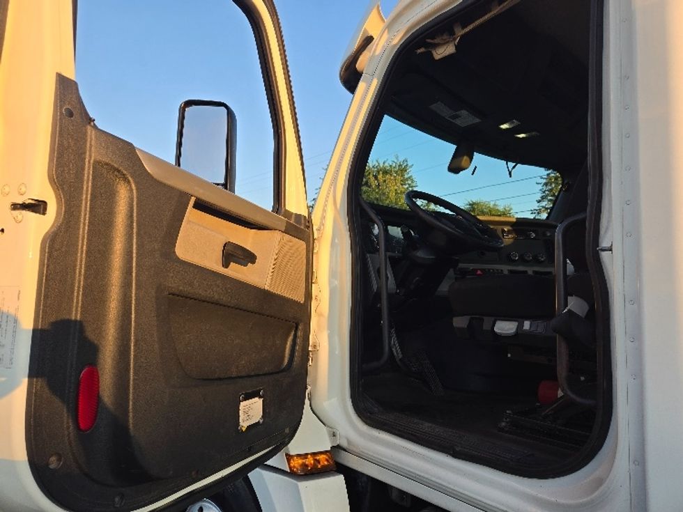 Day Cab Tractor-Heavy Duty Tractors-Freightliner-2020-T12664ST-South Plainfield-NJ-434,934\n\t\tmiles-$ 49,500 - Image 9