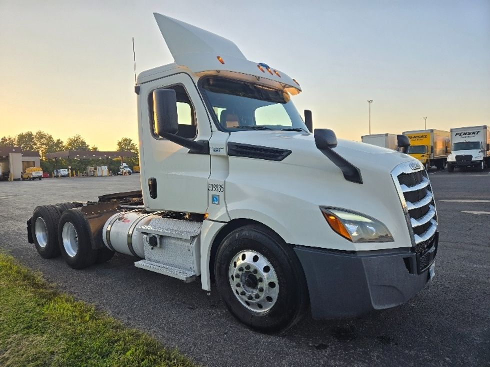 Day Cab Tractor-Heavy Duty Tractors-Freightliner-2020-T12664ST-South Plainfield-NJ-436,692\n\t\tmiles-$ 46,500 - Image 1