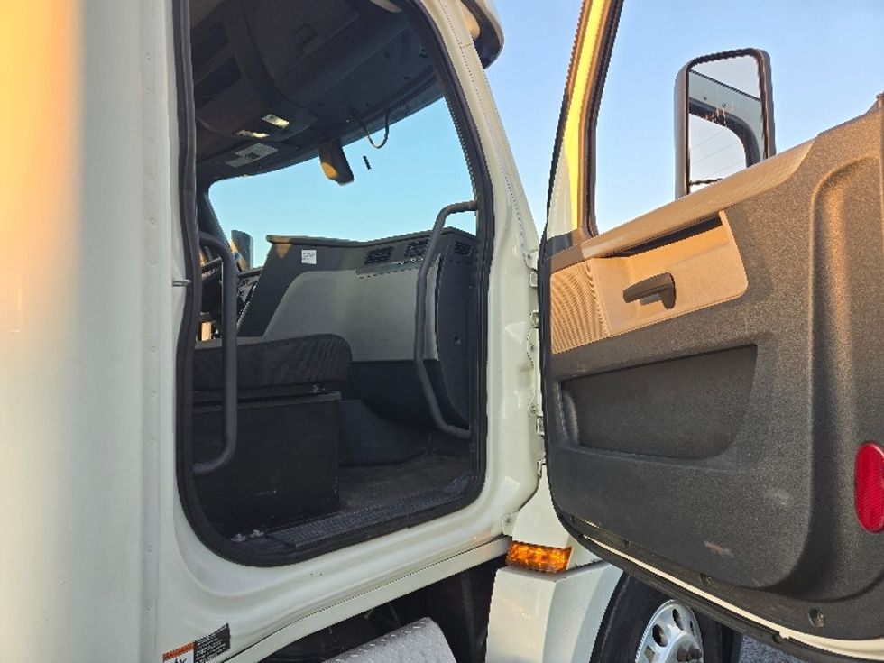 Day Cab Tractor-Heavy Duty Tractors-Freightliner-2020-T12664ST-South Plainfield-NJ-436,692\n\t\tmiles-$ 46,500 - Image 12