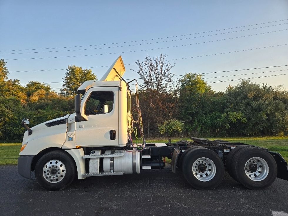 Day Cab Tractor-Heavy Duty Tractors-Freightliner-2020-T12664ST-South Plainfield-NJ-436,692\n\t\tmiles-$ 46,500 - Image 4