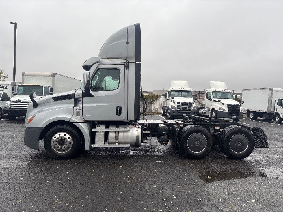 Day Cab Tractor-Heavy Duty Tractors-Freightliner-2020-T12664ST-South Plainfield-NJ-464,079\n\t\tmiles-$ 40,750 - Image 4