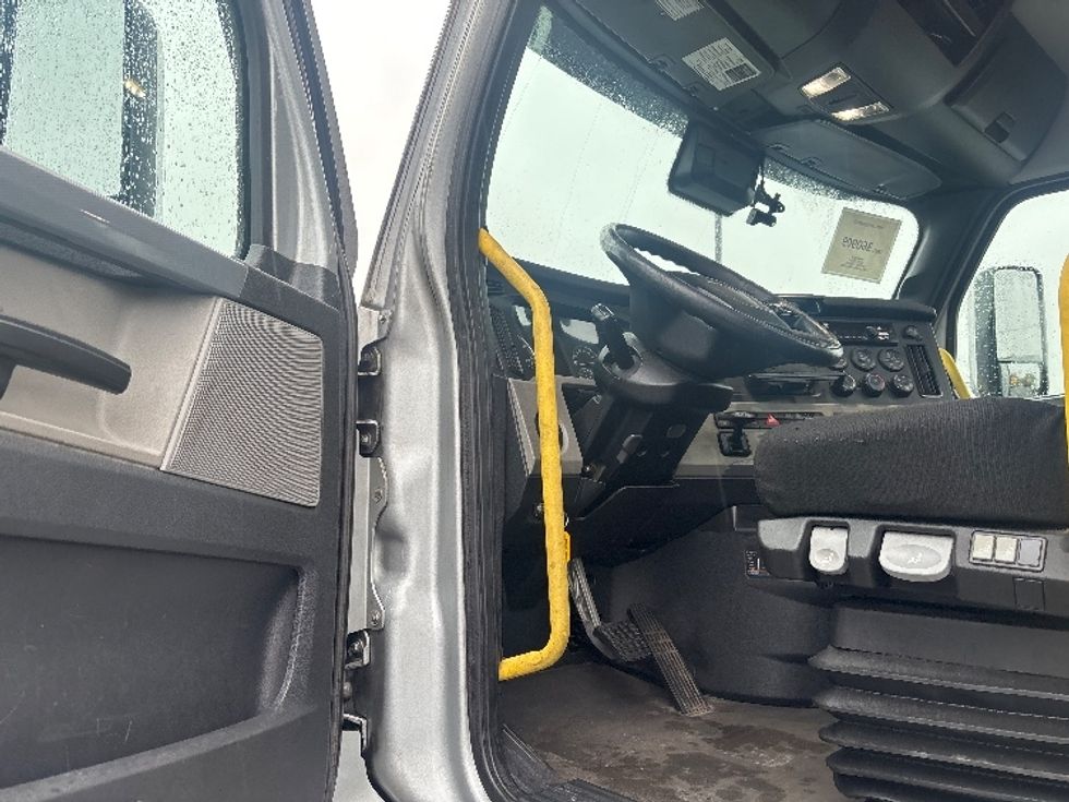 Day Cab Tractor-Heavy Duty Tractors-Freightliner-2020-T12664ST-South Plainfield-NJ-464,079\n\t\tmiles-$ 40,750 - Image 9