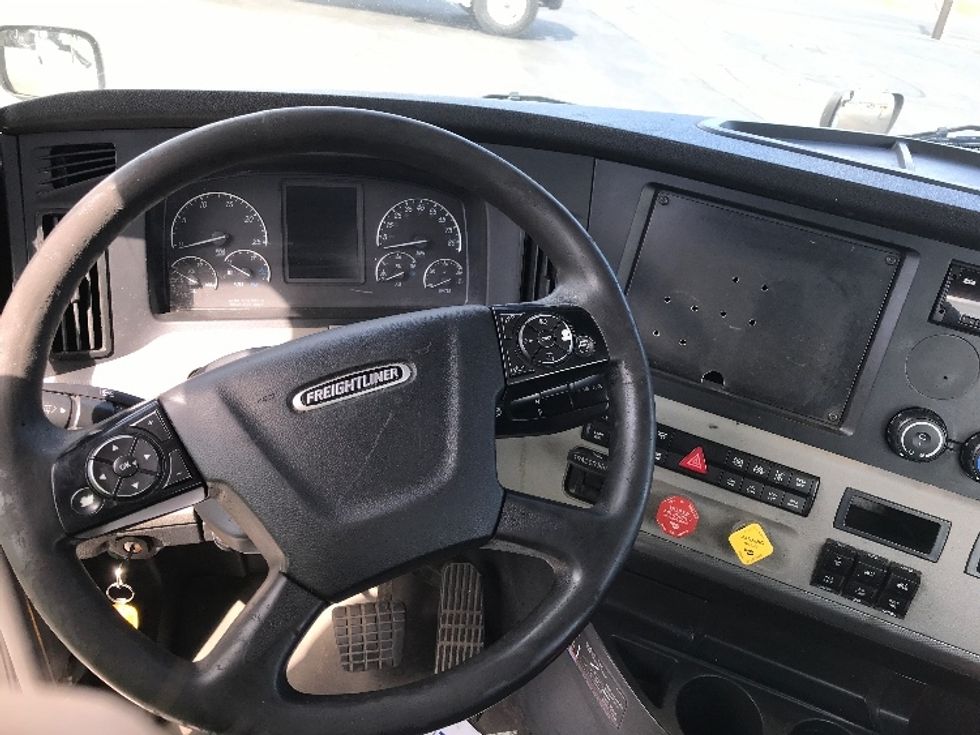Day Cab Tractor-Heavy Duty Tractors-Freightliner-2020-T12664ST-South Plainfield-NJ-619,214\n\t\tmiles-$ 34,500 - Image 11