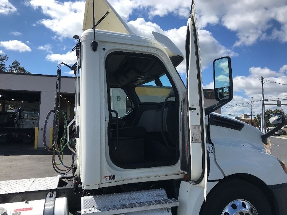 Day Cab Tractor-Heavy Duty Tractors-Freightliner-2020-T12664ST-South Plainfield-NJ-619,214\n\t\tmiles-$ 34,500 - Image 12
