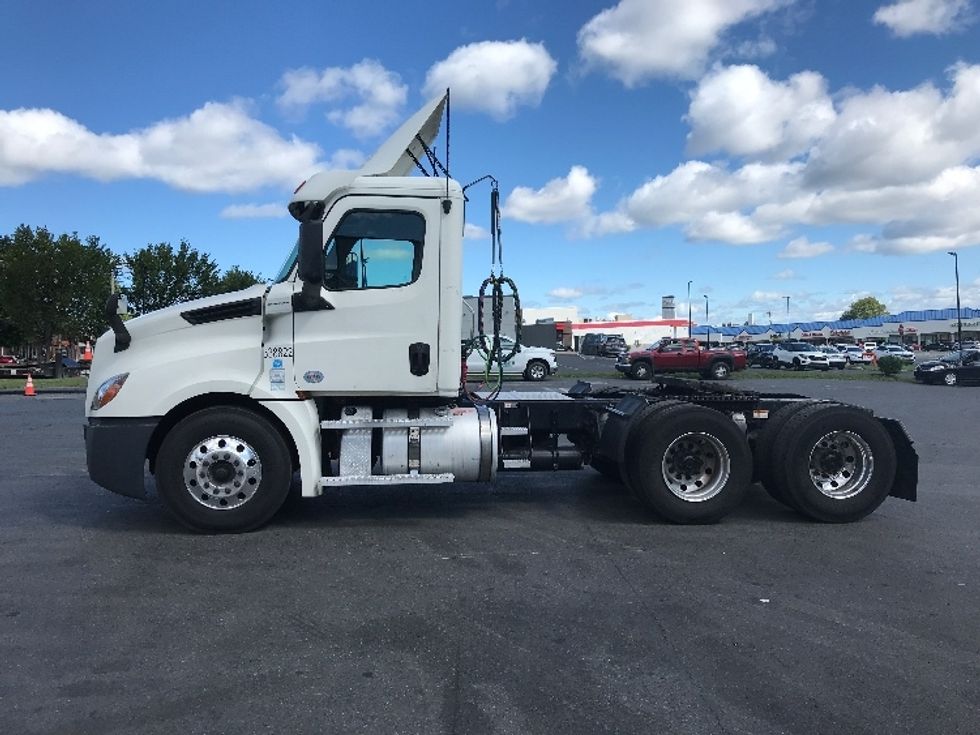 Day Cab Tractor-Heavy Duty Tractors-Freightliner-2020-T12664ST-South Plainfield-NJ-619,214\n\t\tmiles-$ 34,500 - Image 4