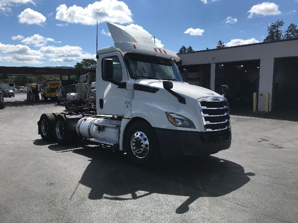 Day Cab Tractor-Heavy Duty Tractors-Freightliner-2020-T12664ST-South Plainfield-NJ-621,965\n\t\tmiles-$ 30,000 - Image 1