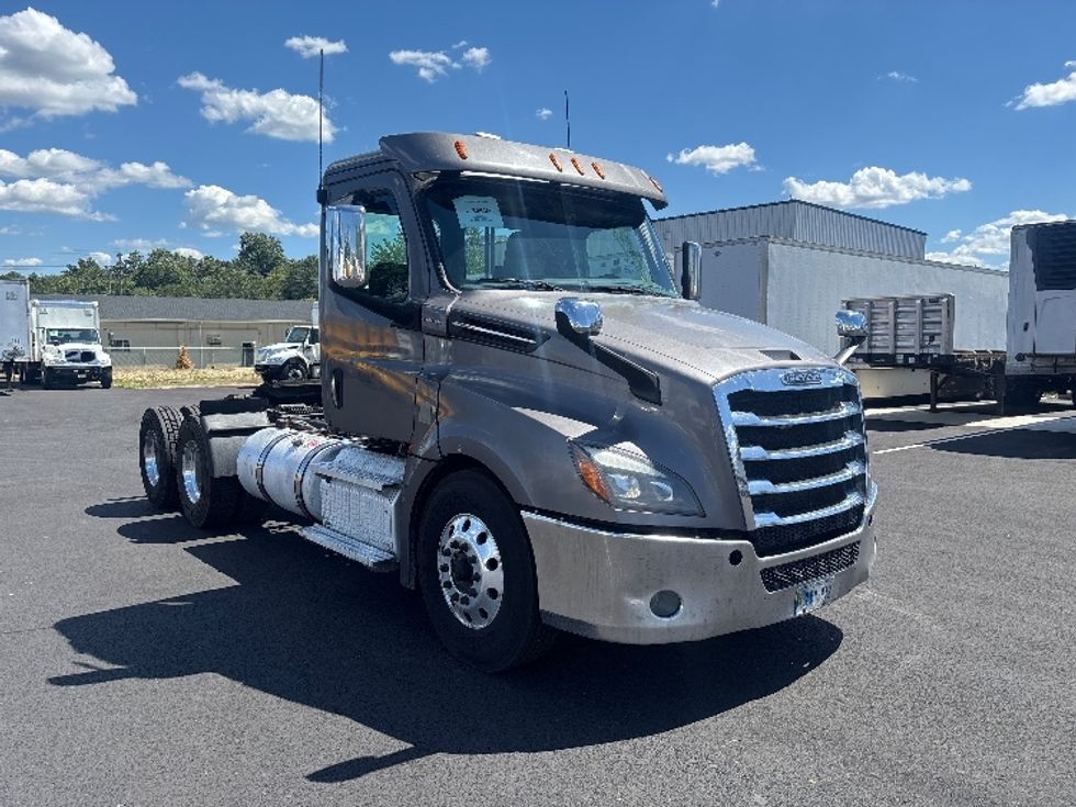 Day Cab Tractor-Heavy Duty Tractors-Freightliner-2020-T12664ST-South Plainfield-NJ-649,383\n\t\tmiles-$ 28,750 - Image 1