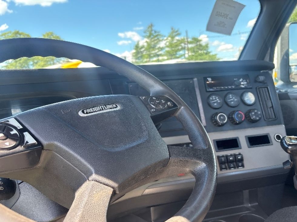 Day Cab Tractor-Heavy Duty Tractors-Freightliner-2020-T12664ST-South Plainfield-NJ-649,383\n\t\tmiles-$ 28,750 - Image 10