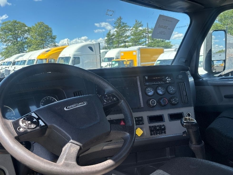 Day Cab Tractor-Heavy Duty Tractors-Freightliner-2020-T12664ST-South Plainfield-NJ-649,383\n\t\tmiles-$ 28,750 - Image 11