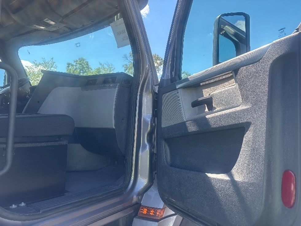 Day Cab Tractor-Heavy Duty Tractors-Freightliner-2020-T12664ST-South Plainfield-NJ-649,383\n\t\tmiles-$ 28,750 - Image 12