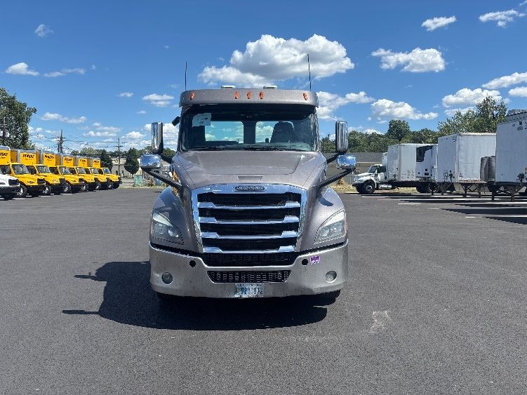 2020 Freightliner Cascadia 126" Day cab photo 2
