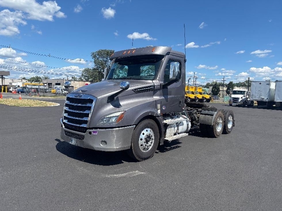 2020 Freightliner Cascadia 126" Day cab photo 3