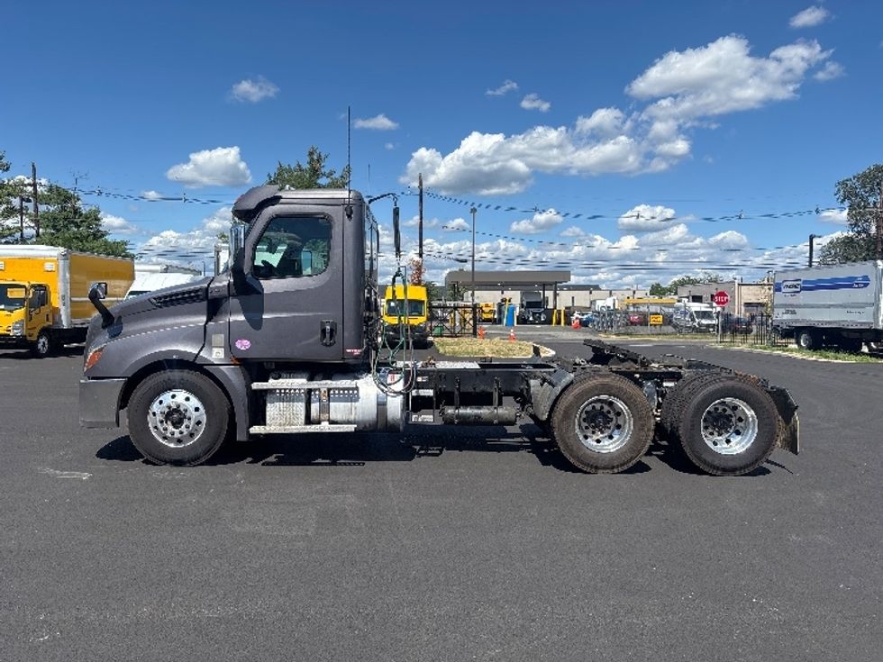 2020 Freightliner Cascadia 126" Day cab photo 4