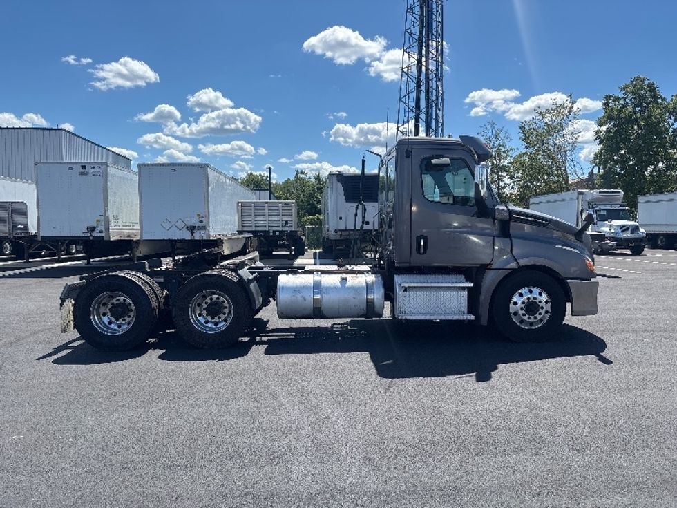 Day Cab Tractor-Heavy Duty Tractors-Freightliner-2020-T12664ST-South Plainfield-NJ-649,383\n\t\tmiles-$ 28,750 - Image 8