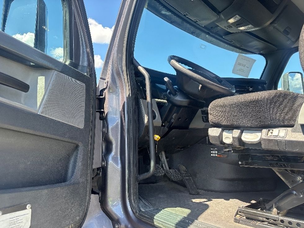 Day Cab Tractor-Heavy Duty Tractors-Freightliner-2020-T12664ST-South Plainfield-NJ-649,383\n\t\tmiles-$ 28,750 - Image 9
