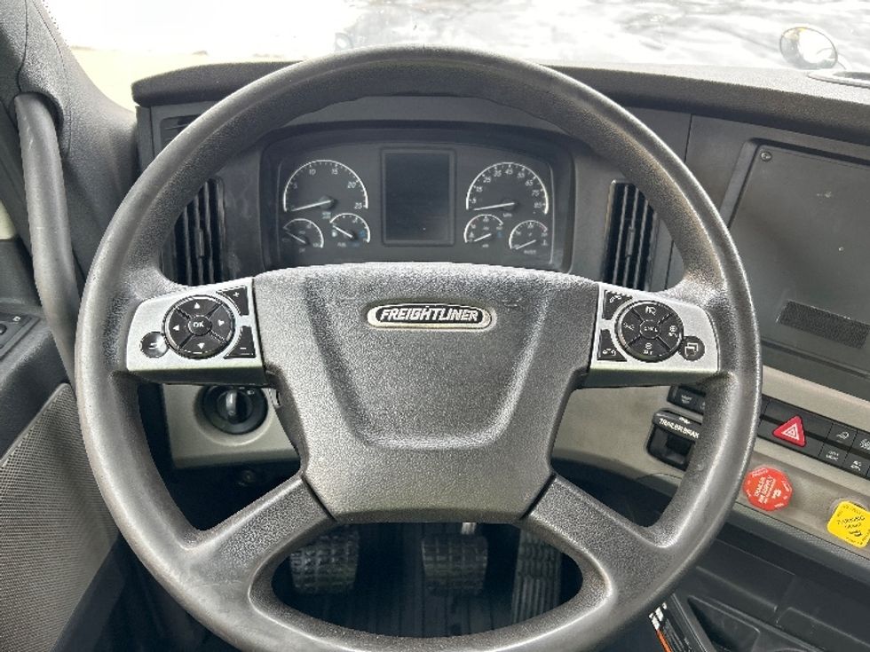 Day Cab Tractor-Heavy Duty Tractors-Freightliner-2020-T12664ST-South Portland-ME-331,251\n\t\tmiles-$ 49,750 - Image 11