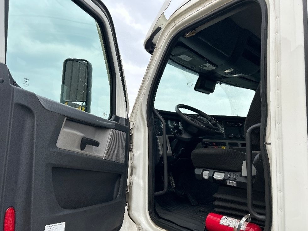 Day Cab Tractor-Heavy Duty Tractors-Freightliner-2020-T12664ST-South Portland-ME-331,251\n\t\tmiles-$ 49,750 - Image 9