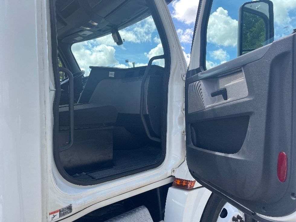 Day Cab Tractor-Heavy Duty Tractors-Freightliner-2020-T12664ST-Spartanburg-SC-232,544\n\t\tmiles-$ 65,000 - Image 12