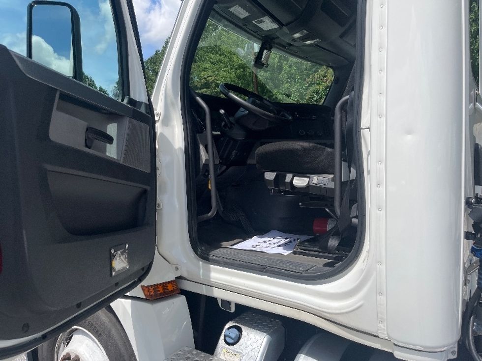 Day Cab Tractor-Heavy Duty Tractors-Freightliner-2020-T12664ST-Spartanburg-SC-232,544\n\t\tmiles-$ 65,000 - Image 9