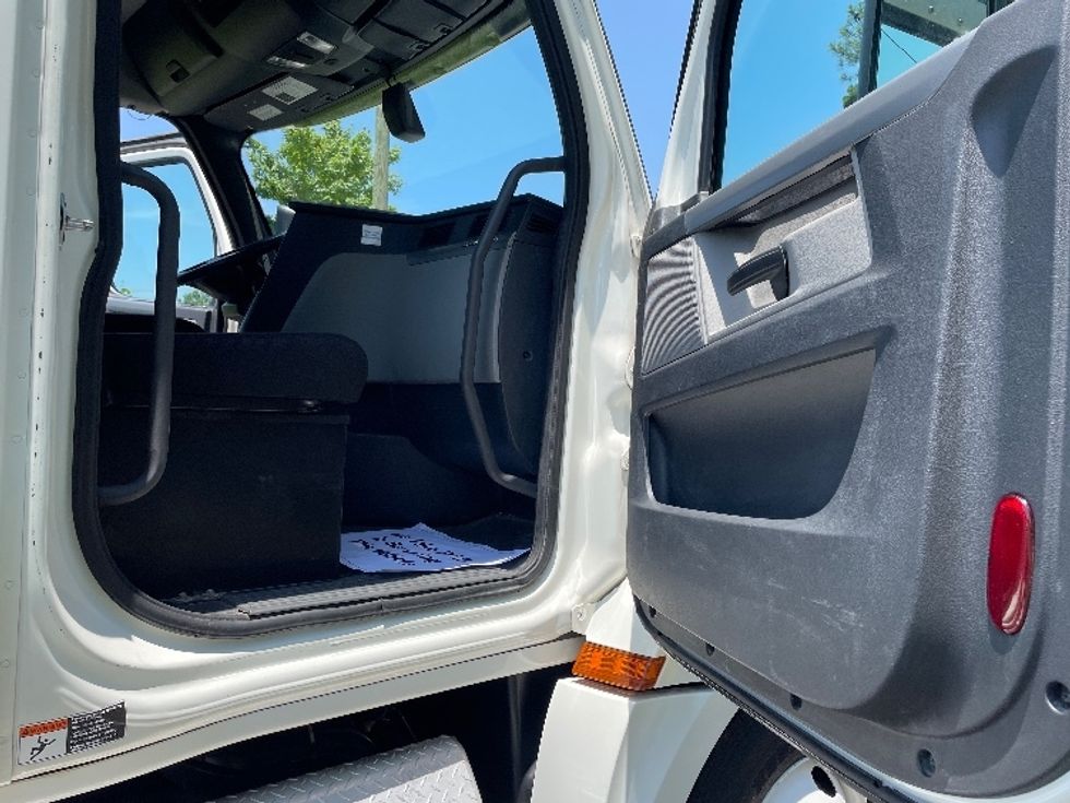 Day Cab Tractor-Heavy Duty Tractors-Freightliner-2020-T12664ST-Spartanburg-SC-315,489\n\t\tmiles-$ 59,750 - Image 12