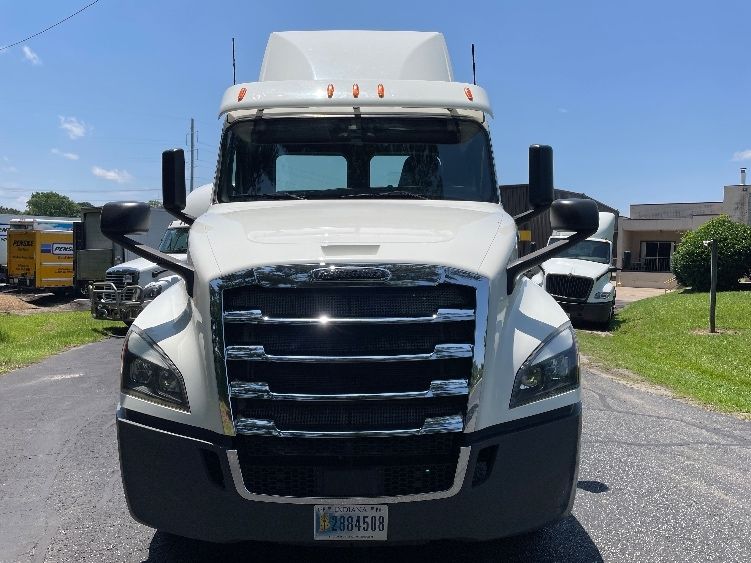2020 Freightliner Cascadia 126" Day cab photo 2