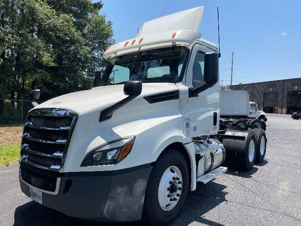 2020 Freightliner Cascadia 126" Day cab photo 3