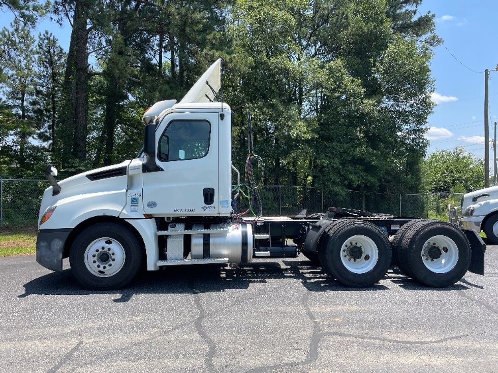 2020 Freightliner Cascadia 126" Day cab photo 4