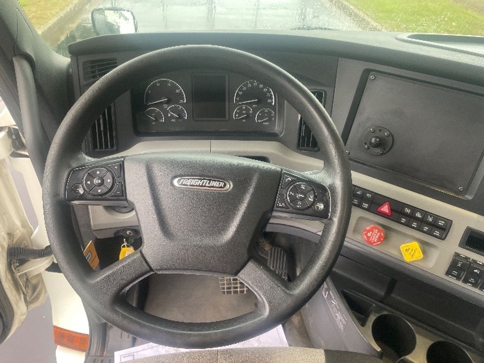 Day Cab Tractor-Heavy Duty Tractors-Freightliner-2020-T12664ST-Spartanburg-SC-324,313\n\t\tmiles-$ 46,500 - Image 11