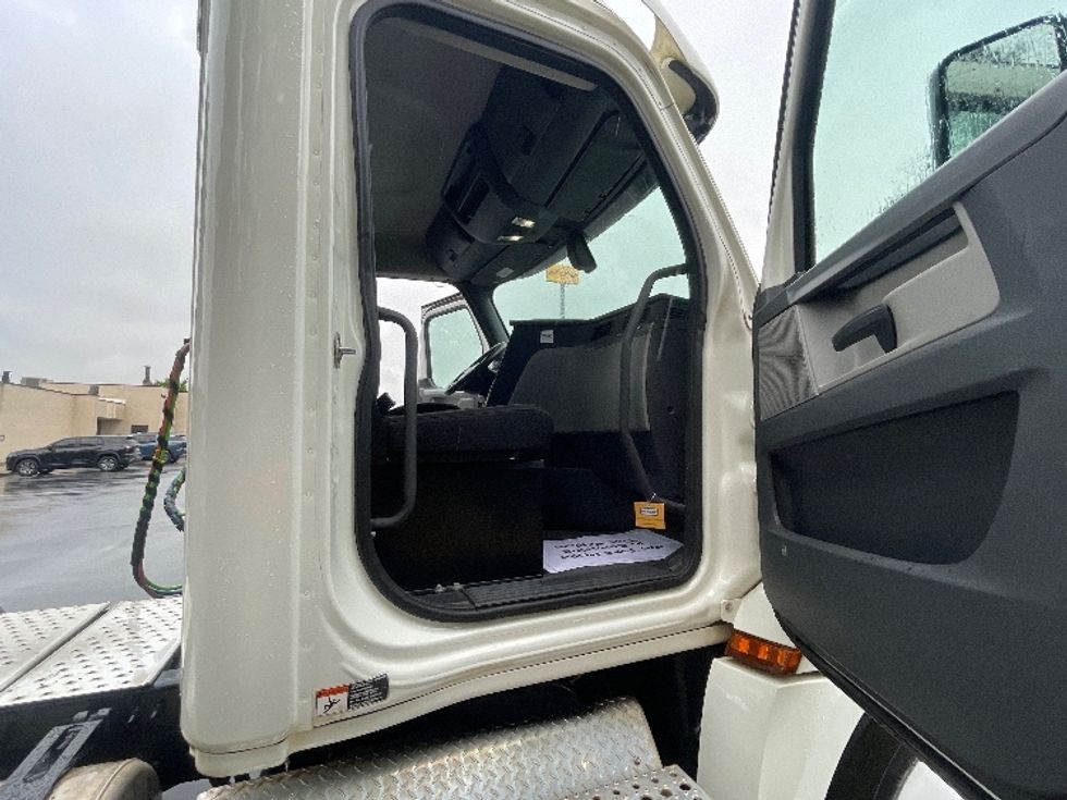 Day Cab Tractor-Heavy Duty Tractors-Freightliner-2020-T12664ST-Spartanburg-SC-324,313\n\t\tmiles-$ 46,500 - Image 12