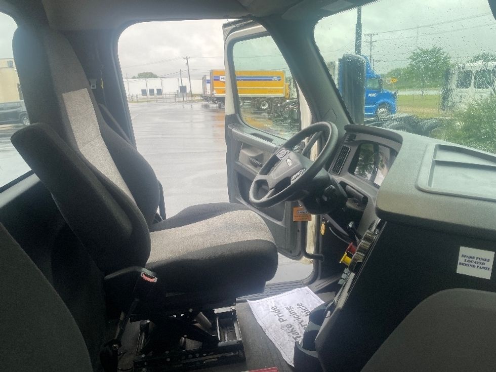 Day Cab Tractor-Heavy Duty Tractors-Freightliner-2020-T12664ST-Spartanburg-SC-324,313\n\t\tmiles-$ 46,500 - Image 14