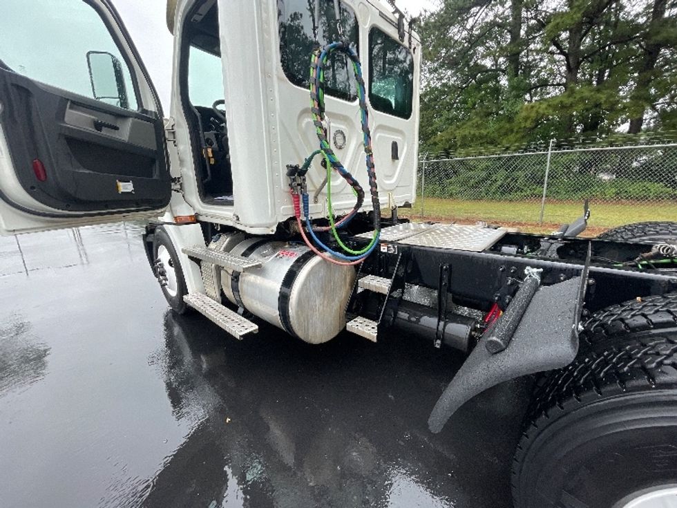Day Cab Tractor-Heavy Duty Tractors-Freightliner-2020-T12664ST-Spartanburg-SC-324,313\n\t\tmiles-$ 46,500 - Image 18