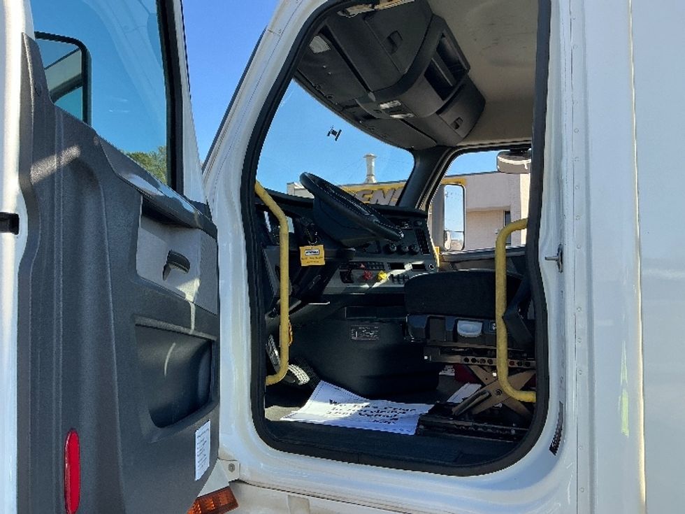 Day Cab Tractor-Heavy Duty Tractors-Freightliner-2020-T12664ST-Spartanburg-SC-367,009\n\t\tmiles-$ 63,000 - Image 8