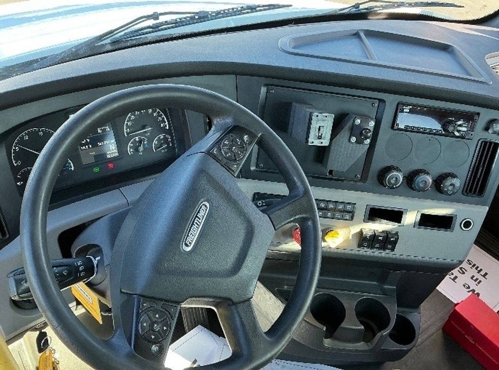 Day Cab Tractor-Heavy Duty Tractors-Freightliner-2020-T12664ST-Spartanburg-SC-367,009\n\t\tmiles-$ 63,000 - Image 9