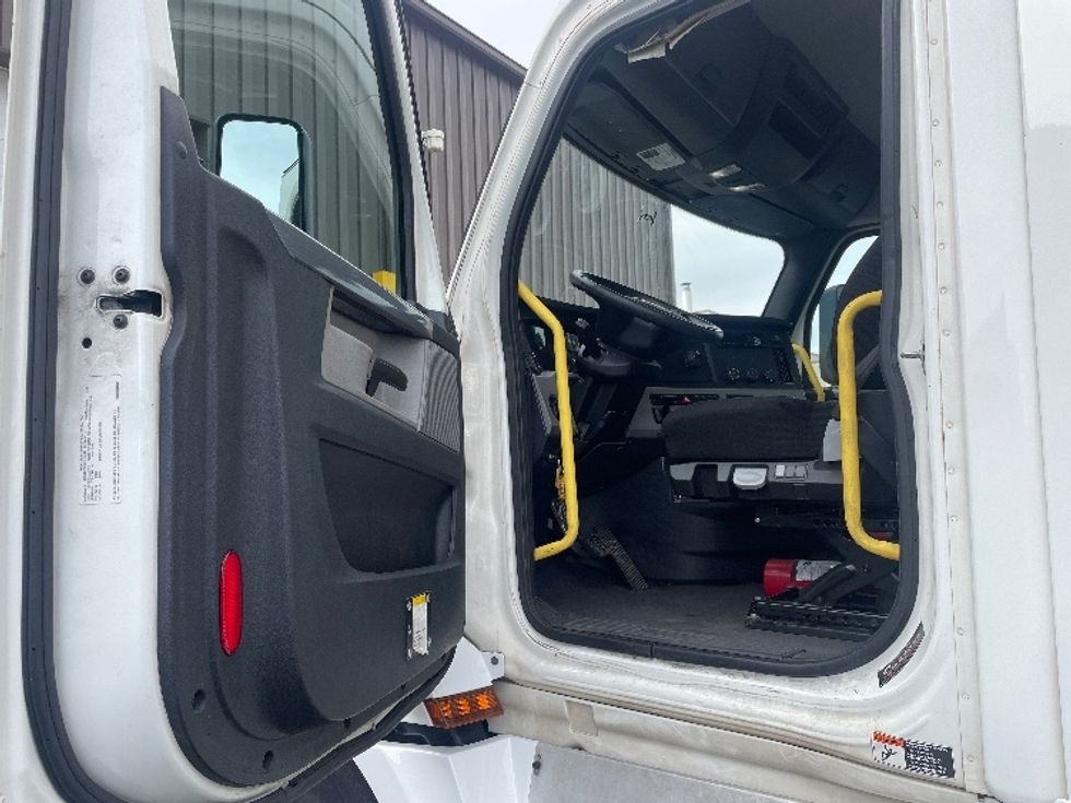 Day Cab Tractor-Heavy Duty Tractors-Freightliner-2020-T12664ST-Spartanburg-SC-457,505\n\t\tmiles-$ 56,750 - Image 9