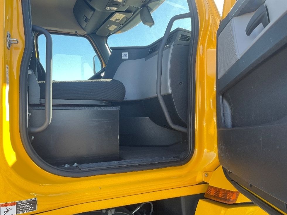 Day Cab Tractor-Heavy Duty Tractors-Freightliner-2020-T12664ST-Spokane Valley-WA-148,317\n\t\tmiles-$ 65,250 - Image 12