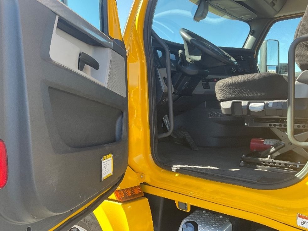 Day Cab Tractor-Heavy Duty Tractors-Freightliner-2020-T12664ST-Spokane Valley-WA-148,317\n\t\tmiles-$ 65,250 - Image 9